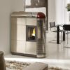 Stufa a pellet trifacciale con finiture in acciaio inox e maiolica bordeaux