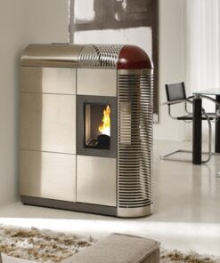 Stufa a pellet trifacciale con finiture in acciaio inox e maiolica bordeaux