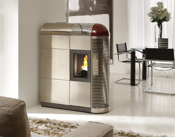 Stufa a pellet trifacciale con finiture in acciaio inox e maiolica bordeaux