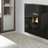 Stufa a pellet idro Quadra Floor con frontale in vetro nero serigrafato