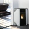 Stufa a pellet angolare ventilata PQ da 11 kW in ambiente domestico
