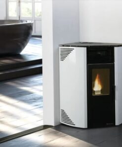 Stufa a pellet angolare ventilata PQ da 11 kW in ambiente domestico