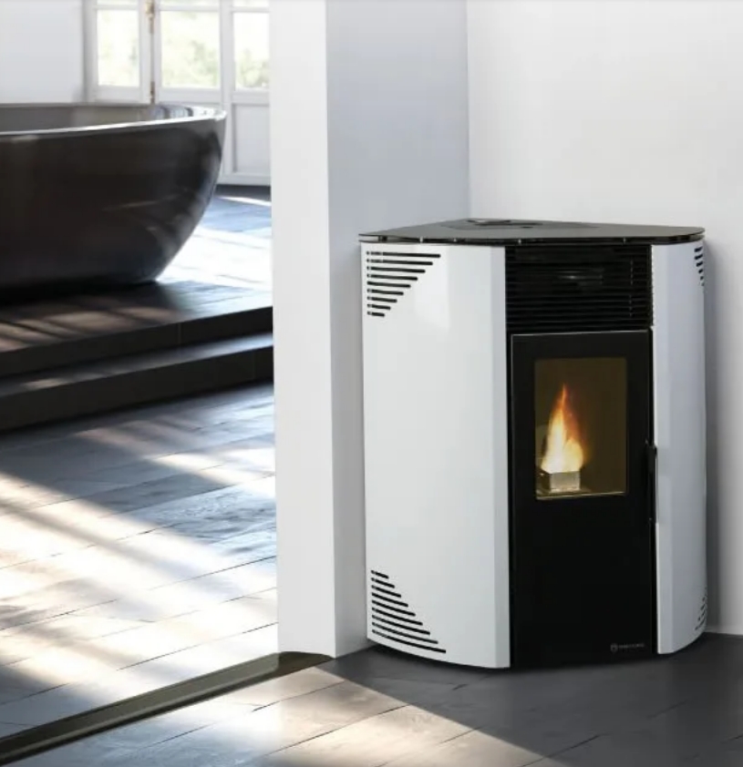 Stufa a pellet angolare ventilata PQ da 11 kW in ambiente domestico