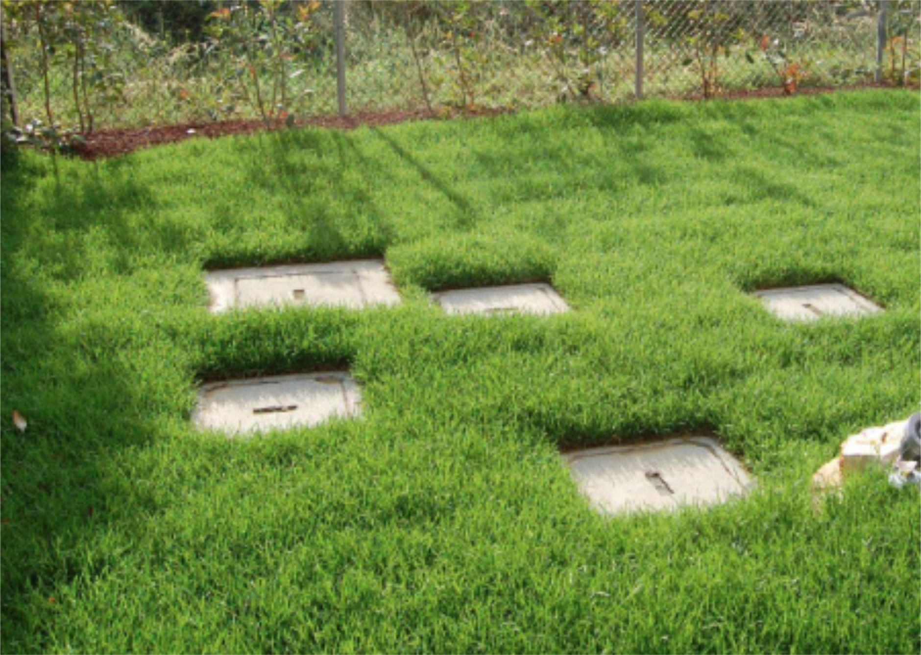 Come nascondere un coperchio di pozzetto in giardino - EDILSHOP
