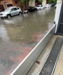 Alluminio Barriere sistemi anti allagamento su misura installate su un passo carrabile.