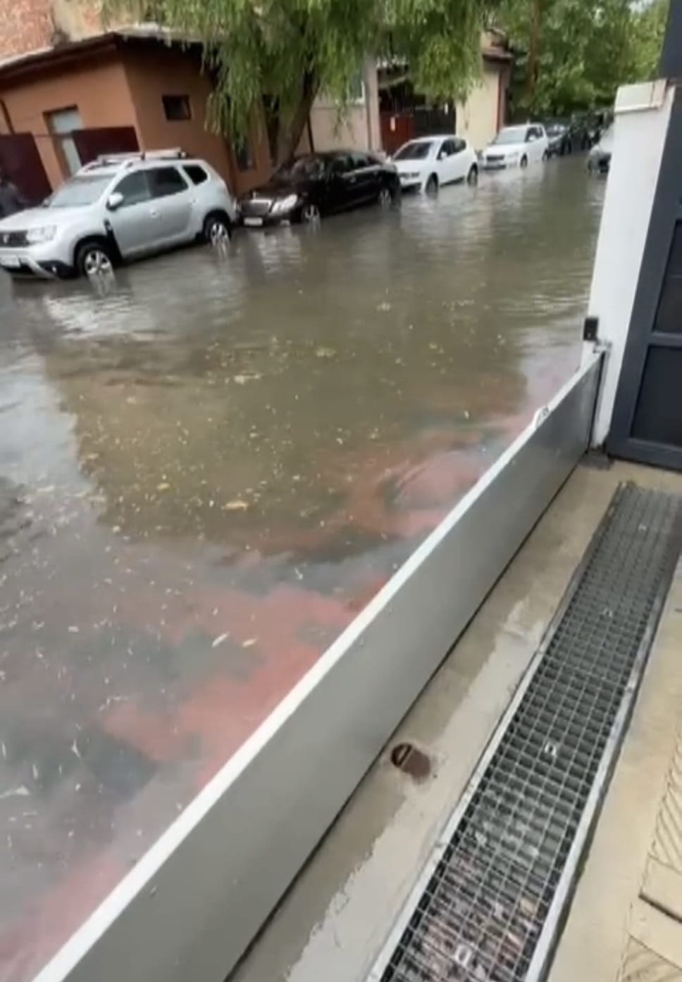 Alluminio Barriere sistemi anti allagamento su misura installate su un passo carrabile.